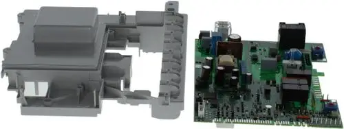 Graue Kunststoffabdeckung und Leiterplatte von Bosch mit verschiedenen elektronischen Komponenten und Anschlussstellen. Sperr- und Steuerelemente sind sichtbar.